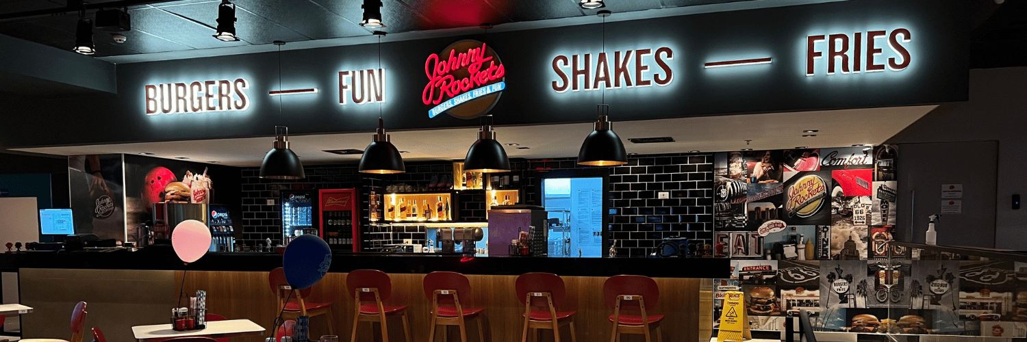 Johnny Rockets chega em Goiânia em parceria com o Striker Boliche