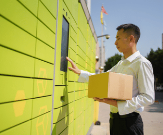 Como os smart lockers estão revolucionando entregas no comércio eletrônico