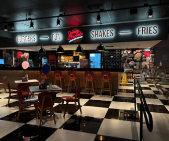 Johnny Rockets chega em Goiânia em parceria com o Striker Boliche