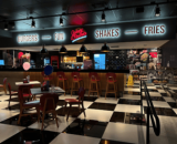 Johnny Rockets chega em Goiânia em parceria com o Striker Boliche