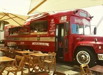 Hamburgueria a bordo de ônibus antigo chega à Vila Olímpia