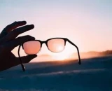 Hoje, Dia da Mentira, saiba quais os mitos e verdades sobre o uso de lentes fotossensíveis