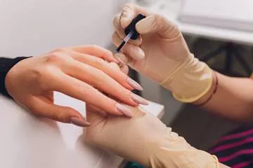 Franquia de beleza estética aposta em serviço de esmalteria para maturação do negócio