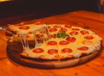 Rede de franquias de pizzaria lança campanha para alavancar pedidos online e reduzir chamadas pelo telefone