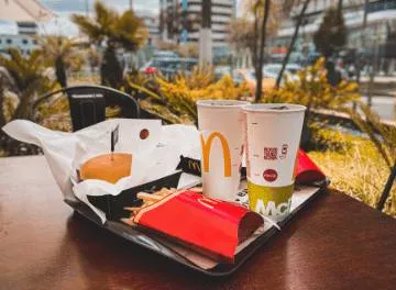 Como a operadora do McDonald's na América Latina removeu 40% do plástico de um só uso de seus restaurantes