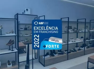 Líder e pioneira na fabricação de calçados de couro, a Usaflex foi reconhecida pela qualidade e a excelência da sua rede de franquias