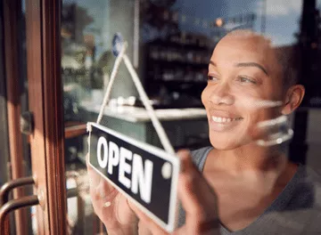 Jovem brasileiro: veja 5 motivos para investir em uma franquia em 2022