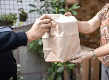 Quase um terço dos brasileiros pede comida por delivery mais de uma vez por semana