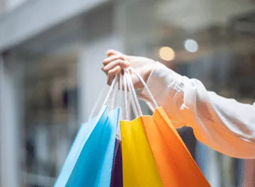 Brasileiros estão preocupados com a inflação, mas devem ir às lojas físicas para compras de final de ano   