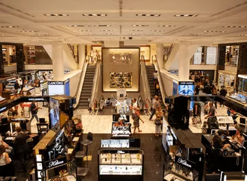 13º salário deve elevar fluxo de consumidores em 30% nas lojas de shoppings, diz Alshop